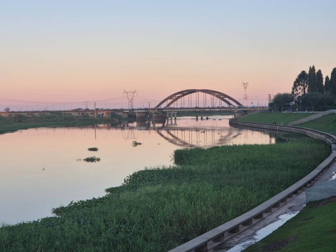 El río Salado se encuentra debajo del nivel de 
