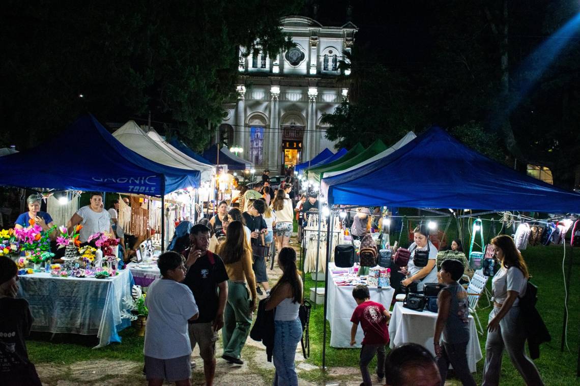 La Feria de  Mujeres Emprendedoras reunió una buena cantidad de puestos en la Plaza Libertad.