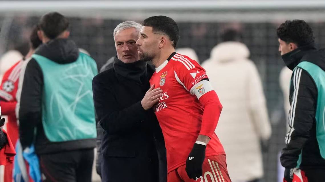 Mourinho abrió la puerta a una posible salida de Otamendi a mitad de año.