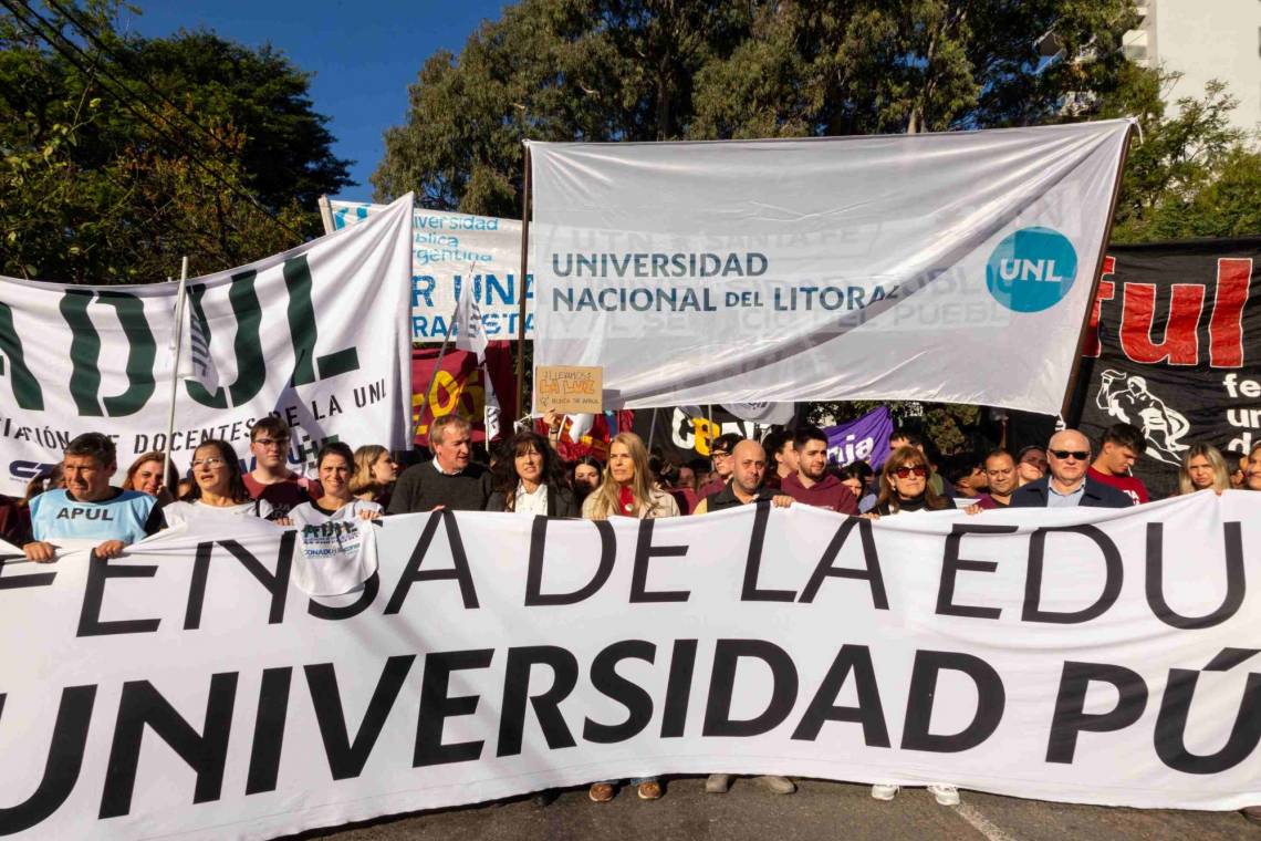 La movilización universitaria tuvo una contundente réplica en la ciudad de Santa Fe. (Foto: UNL)
