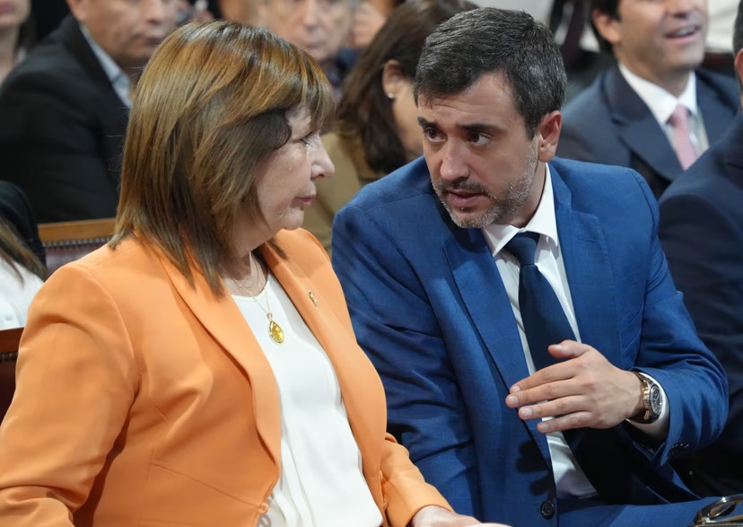 Patricia Bullrich junto a Agustín Coto, quien presidirá el inicio del debate en la Comisión de Asuntos Constitucionales.