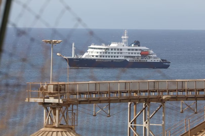 El crucero se encuentra en el puerto de Burdeos, con 1.700 personas a bordo. 
