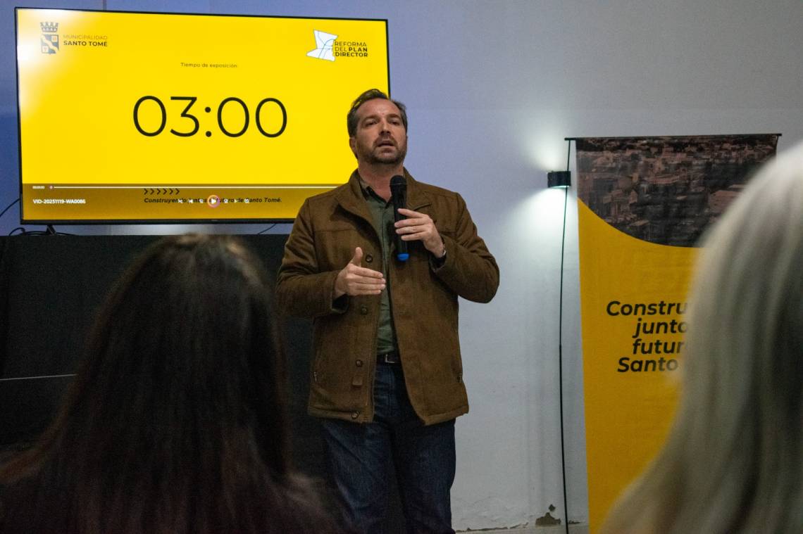 El intendente Weiss Ackerley, durante la charla de este jueves. (Foto. MST)