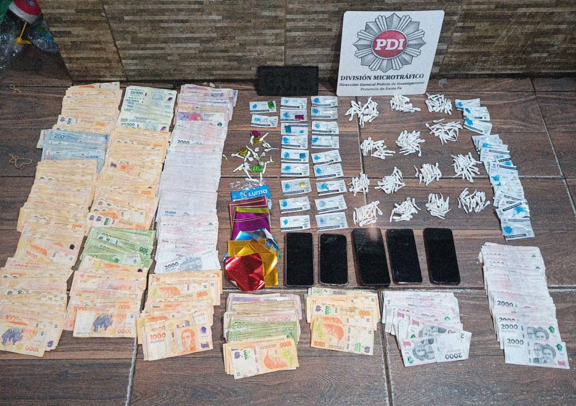 Droga, dinero y celulares, entre los elementos secuestrados durante los allanamientos.
