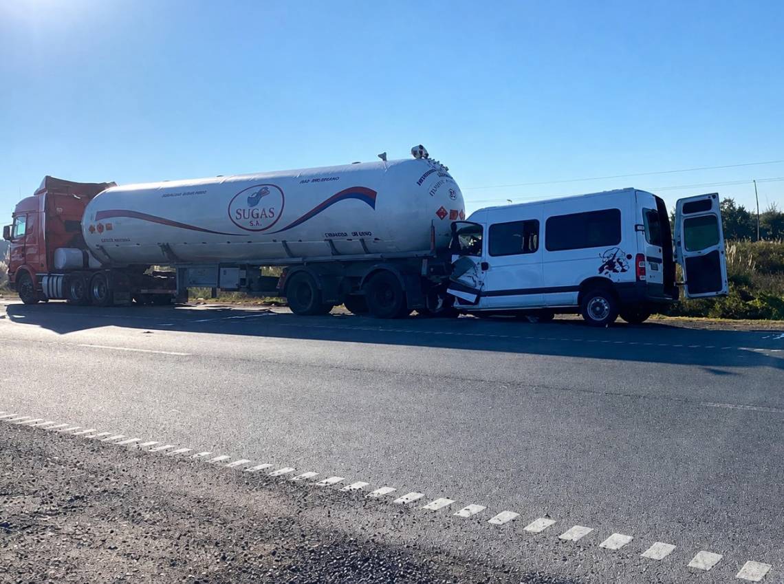 Un conductor quedó atrapado tras un fuerte accidente en la autopista Rosario–Santa Fe.