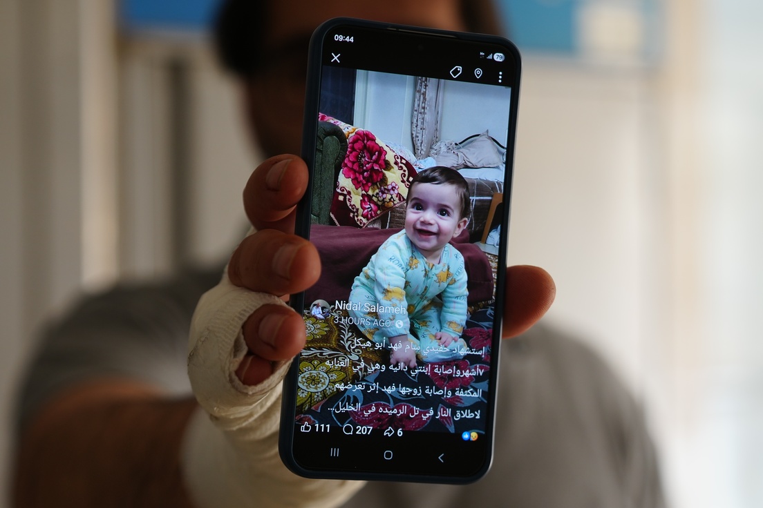 Fahd Abu Haikal muestra una foto de su hijo de 7 meses, quien murió cuando soldados israelíes dispararon contra el vehículo en el que viajaban él y sus padres, Hebrón, Cisjordania, 6 de junio de 2026. (Crédito: Mahmoud Illean / AP)