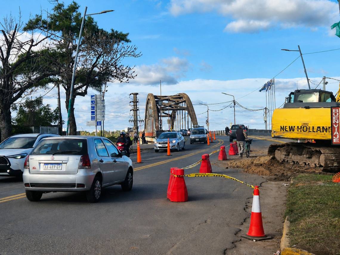 Las obras comenzaron a impactar en la circulación vehicular en el acceso al Puente Carretero. (Crédito: STD)
