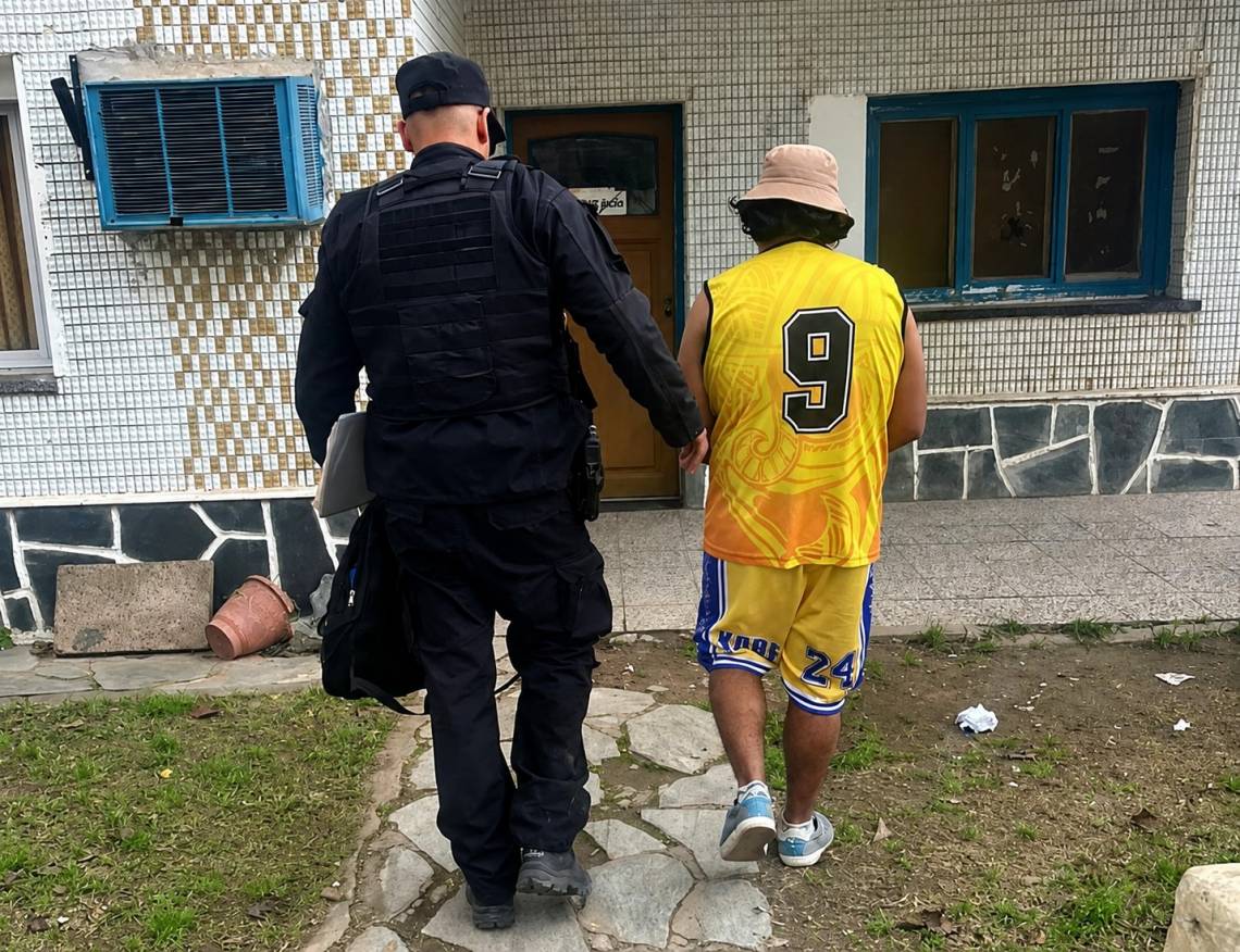 El detenido, al ser trasladado a la dependencia policial. 