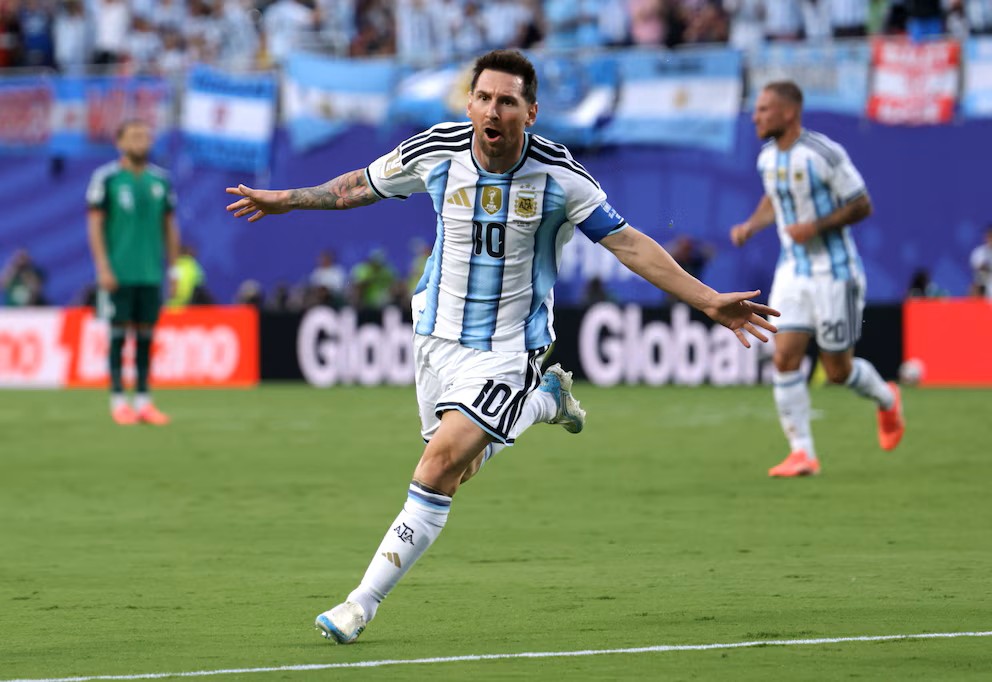 Messi brilló con tres goles en el debut mundialista de la Selección.