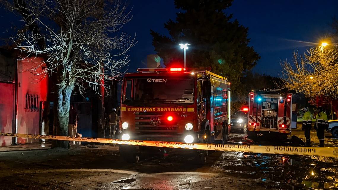 Bomberos controlaron un incendio de gran magnitud en un depósito de neumáticos.