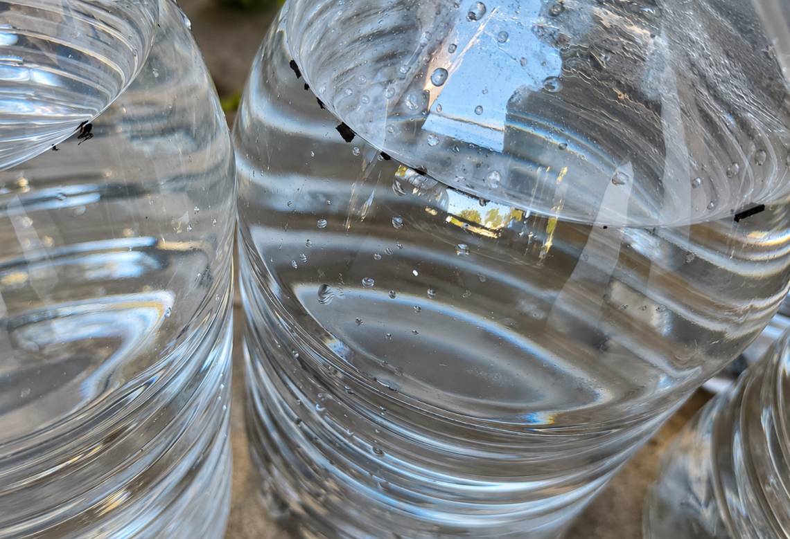 Bidones de agua entregados a vecinos de Adelina Oeste durante el operativo municipal.