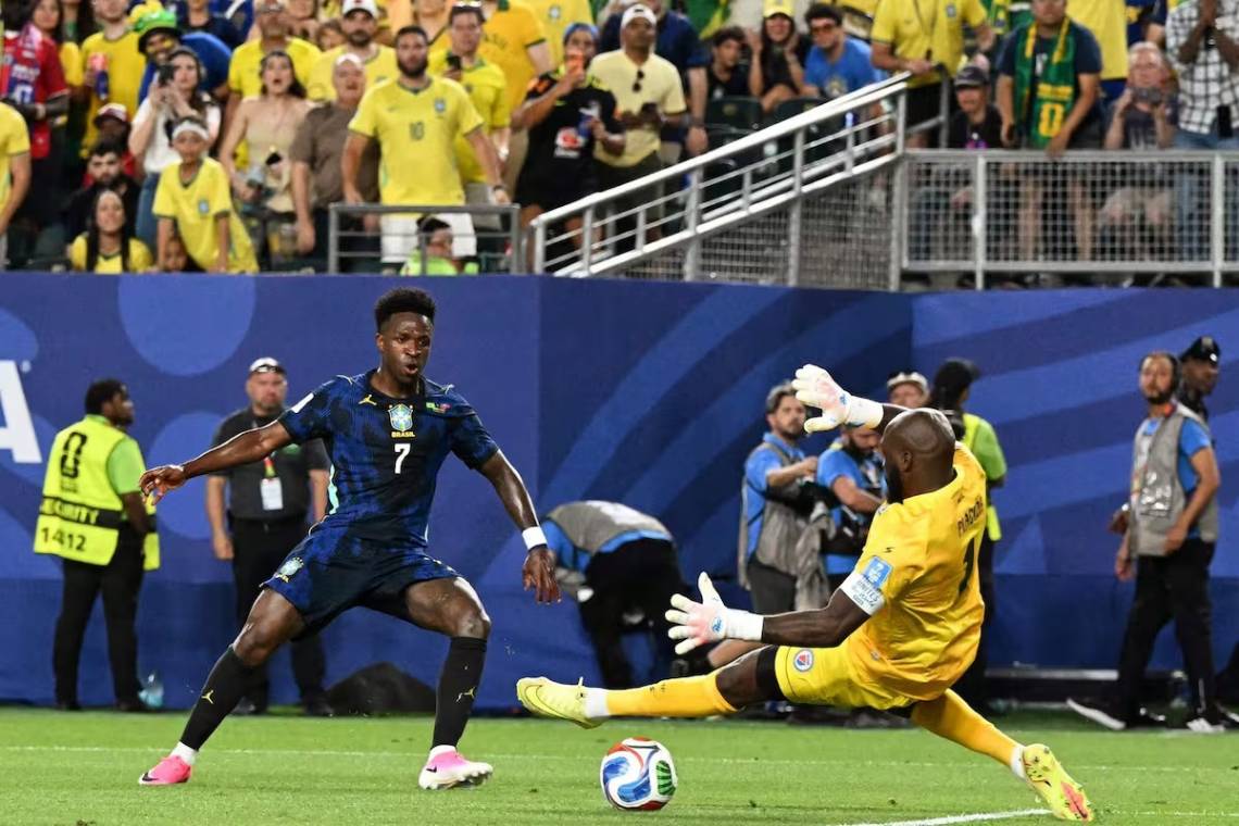 Vinicius Jr. a punto de marcar el tercer gol, que definió el partido.