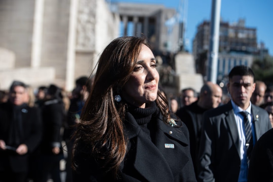 Villarruel criticó a Adorni y cuestionó la falta de invitación al acto oficial.