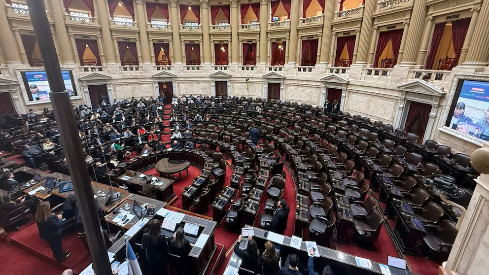 Las bancas vacías del oficialismo y sus aliados. 