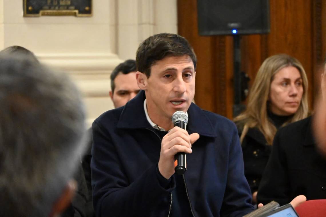 El senador Paco Garibaldi impulsa una ley para ampliar la participación ciudadana en Santa Fe. 