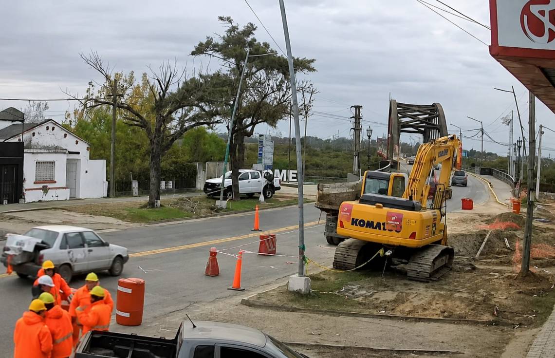 Vuelve la reducción de carril en avenida 7 de Marzo por las obras del acceso al nuevo puente. (Captura de video)