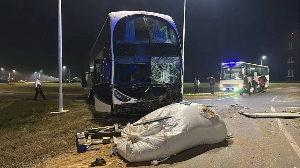 Un colectivo de tour de compras chocó con un camión cerca del aeropuerto y hubo varios heridos