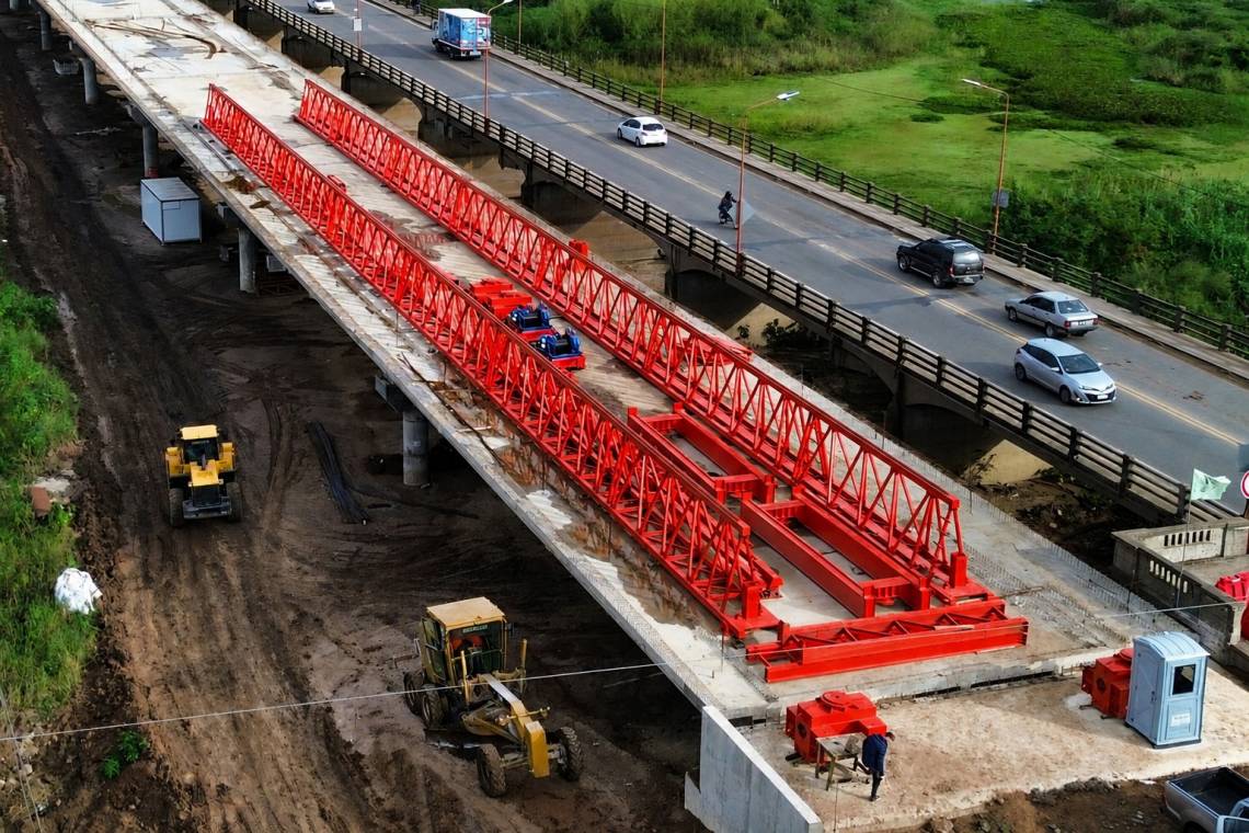 El nuevo puente se prepara para montar las vigas sobre el río Salado con una tecnología inédita en la obra