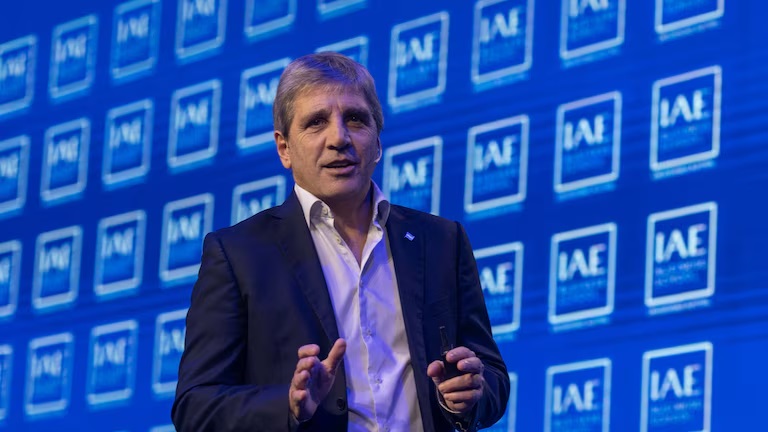 El Gobierno presentó su estrategia financiera para 2027 y aseguró que volver a los mercados es 
