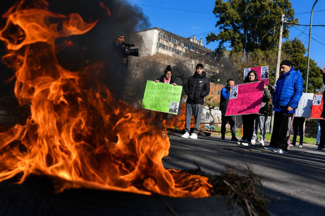 Familiares de Micaela Albornoz cortaron el Acceso Sur de Rosario para exigir que intensifiquen su búsqueda. (Crédito: El Ciudadano)