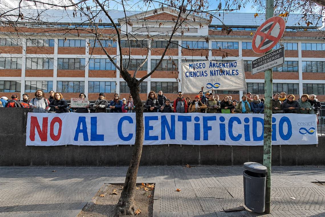 Crece la preocupación por el éxodo de científicos: denuncian desfinanciamiento y pérdida de talento