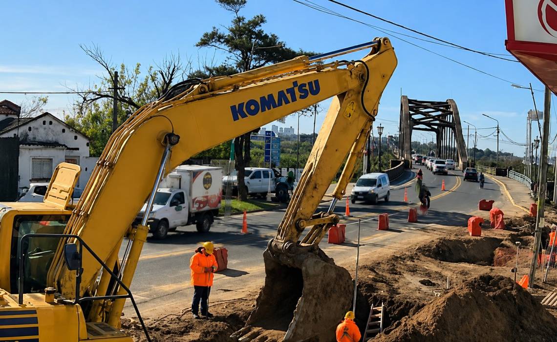 Las excavaciones se realizan sobre el sector sur de Avenida 7 de Marzo, sin intervenir aún la calzada. (Crédito: STD)