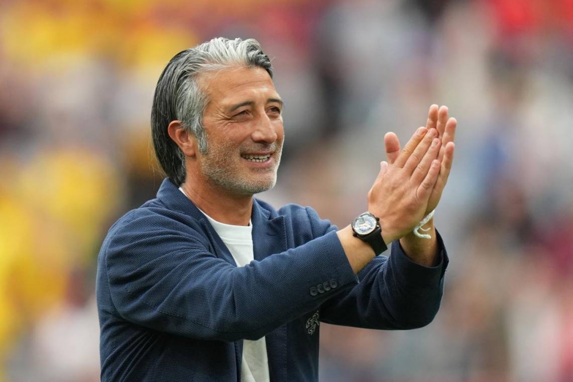 El entrenador de Suiza, Murat Yakin, ya palpita el cruce con Argentina. (Foto: AFP)