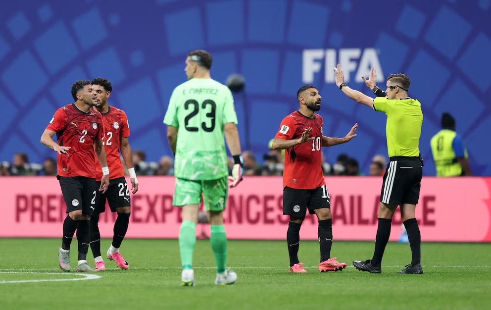 La FIFA respaldó de manera contundente la actuación de los árbitros del partido Argentina vs. Egipto. (Foto: Reuters/Paul Childs)