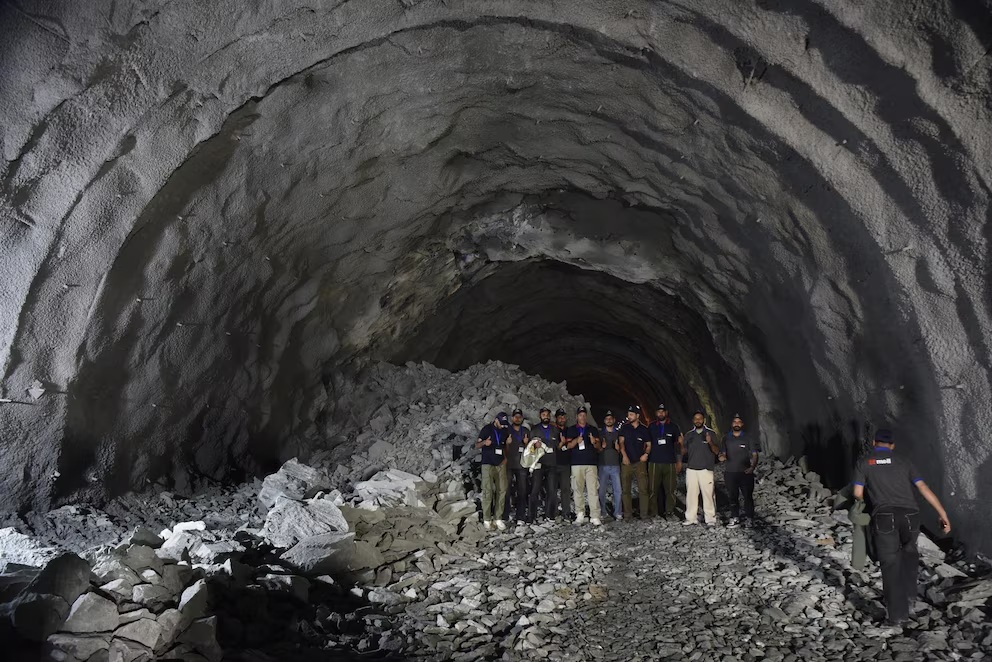 Al menos diez trabajadores murieron al colapsar un túnel en construcción en India.