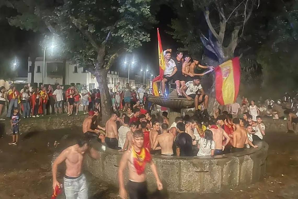 Luto en España por la muerte de un adolescente durante los festejos por el título mundial. (Fuente: @LaGacetaSA)