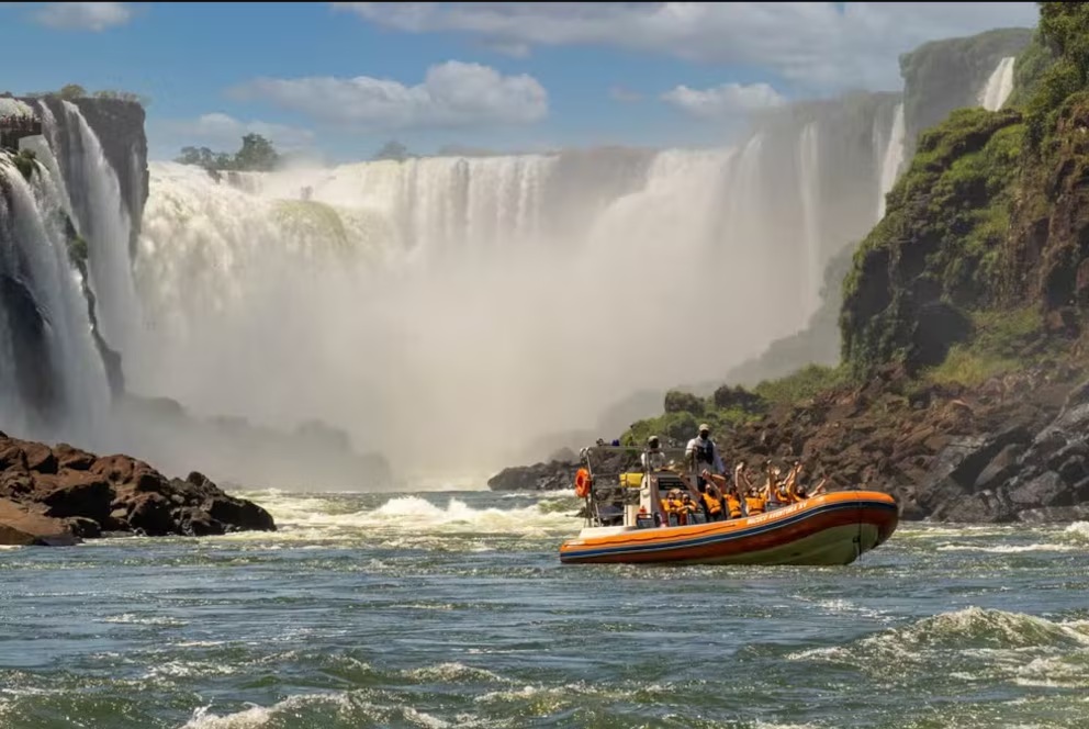 Murió un joven al darse vuelta un bote turístico en el lado brasileño de las Cataratas del Iguazú.