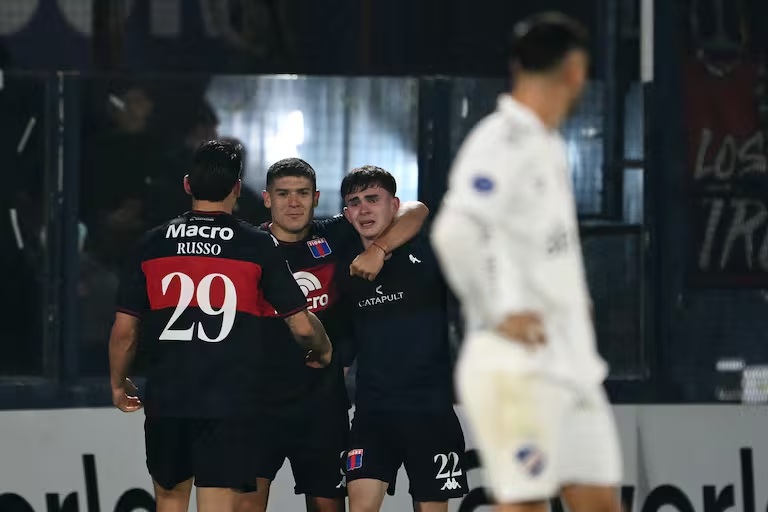 Tigre hizo valer la ventaja que sacó en Uruguay y clasificó con suspenso. (Crédito: LUIS ROBAYO - AFP)