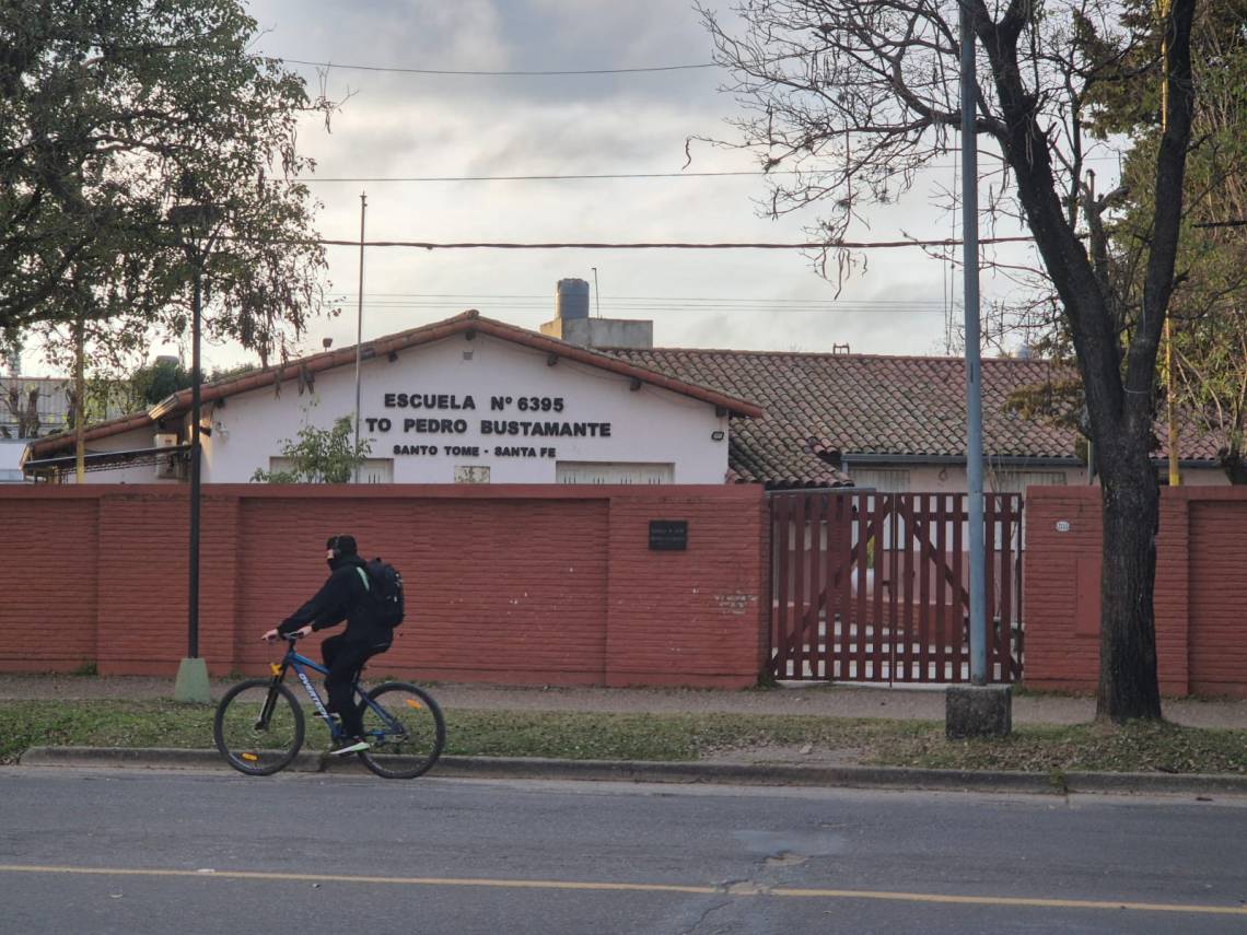 Ingresaron a la Escuela Bustamante: rompieron vidrios y se llevaron cubiertos y alimentos