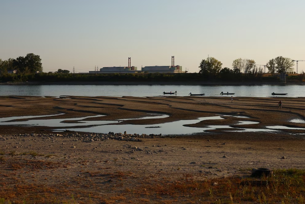 La Central Nuclear de Paks, junto al lecho parcialmente seco del Danubio, en Hungría. (Crédito: REUTERS/Bernadett Szabo)
