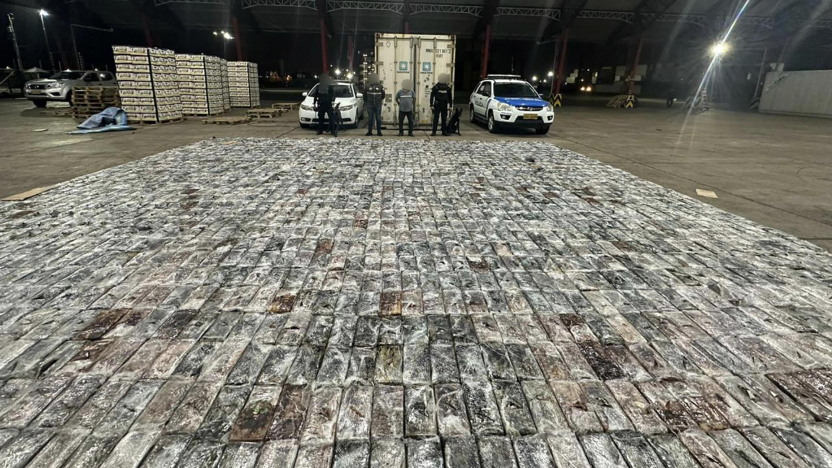 La Guardia Civil española muestra parte de la cocaína incautada en el marco del operativo junto con la Policía Nacional de Ecuador. (Foto: EFE)