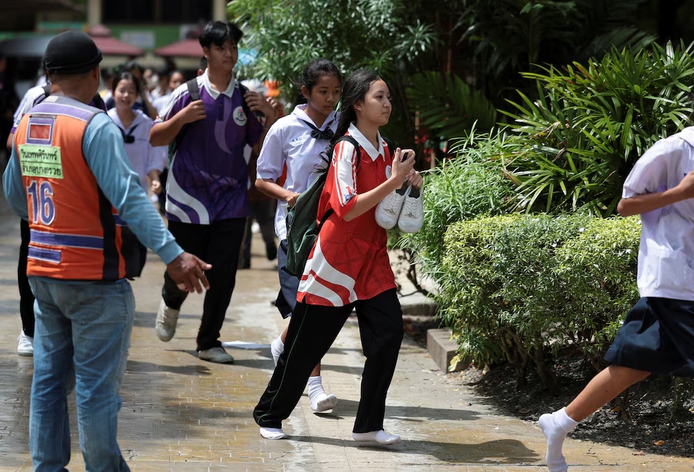 Alumnos escapan del lugar de los hechos tras el tiroteo. (REUTERS/Chalinee Thirasupa)