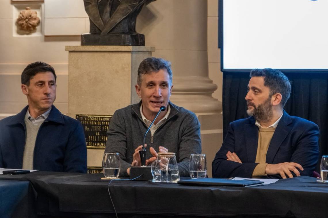 Garibaldi, Rapetti y Cuvertino, durante la jornada que se desarrolló en el hall de la Legislatura.