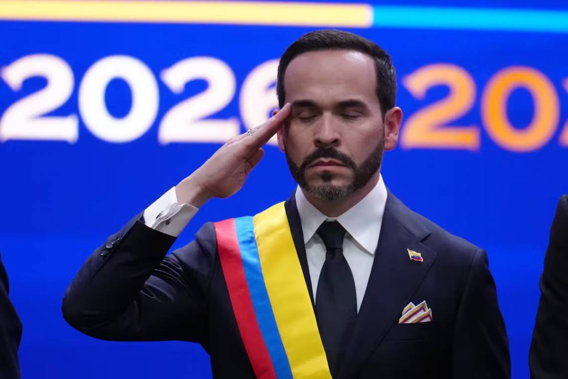 Abelardo de la Espriella hizo un saludo militar tras la juramentación como presidente en la ciudad de Cali. (Crédito: Matias Delacroix - AP)