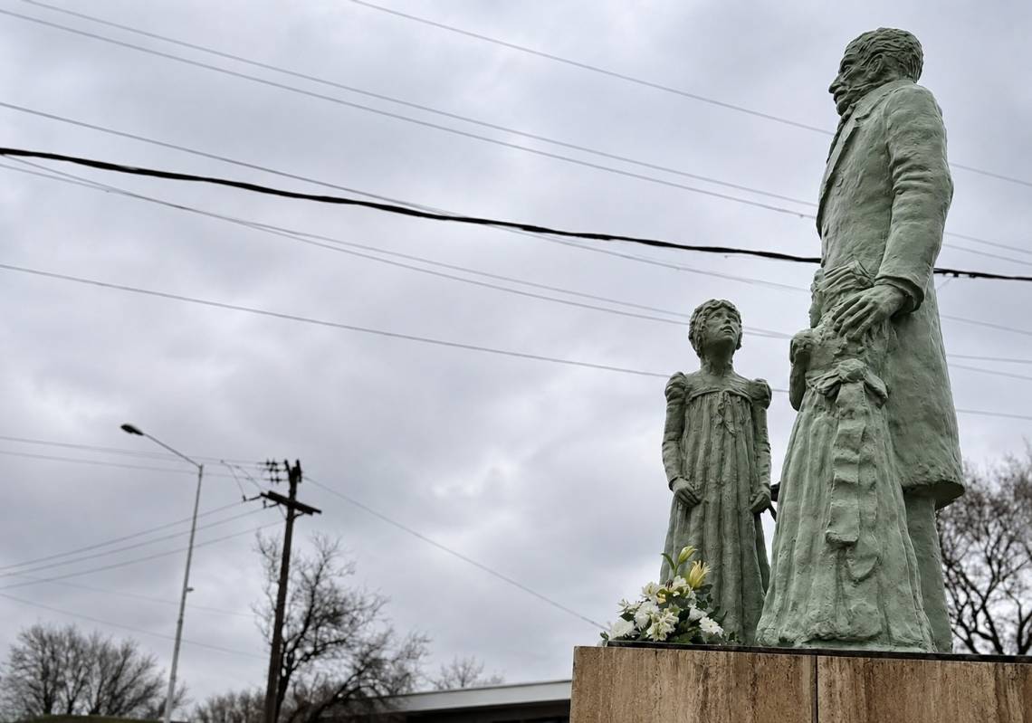 El Monumento a San Martín y sus nietas, con la ofrenda floral colocada en el marco del 176° aniversario del fallecimiento del General. (Crédito: STD)