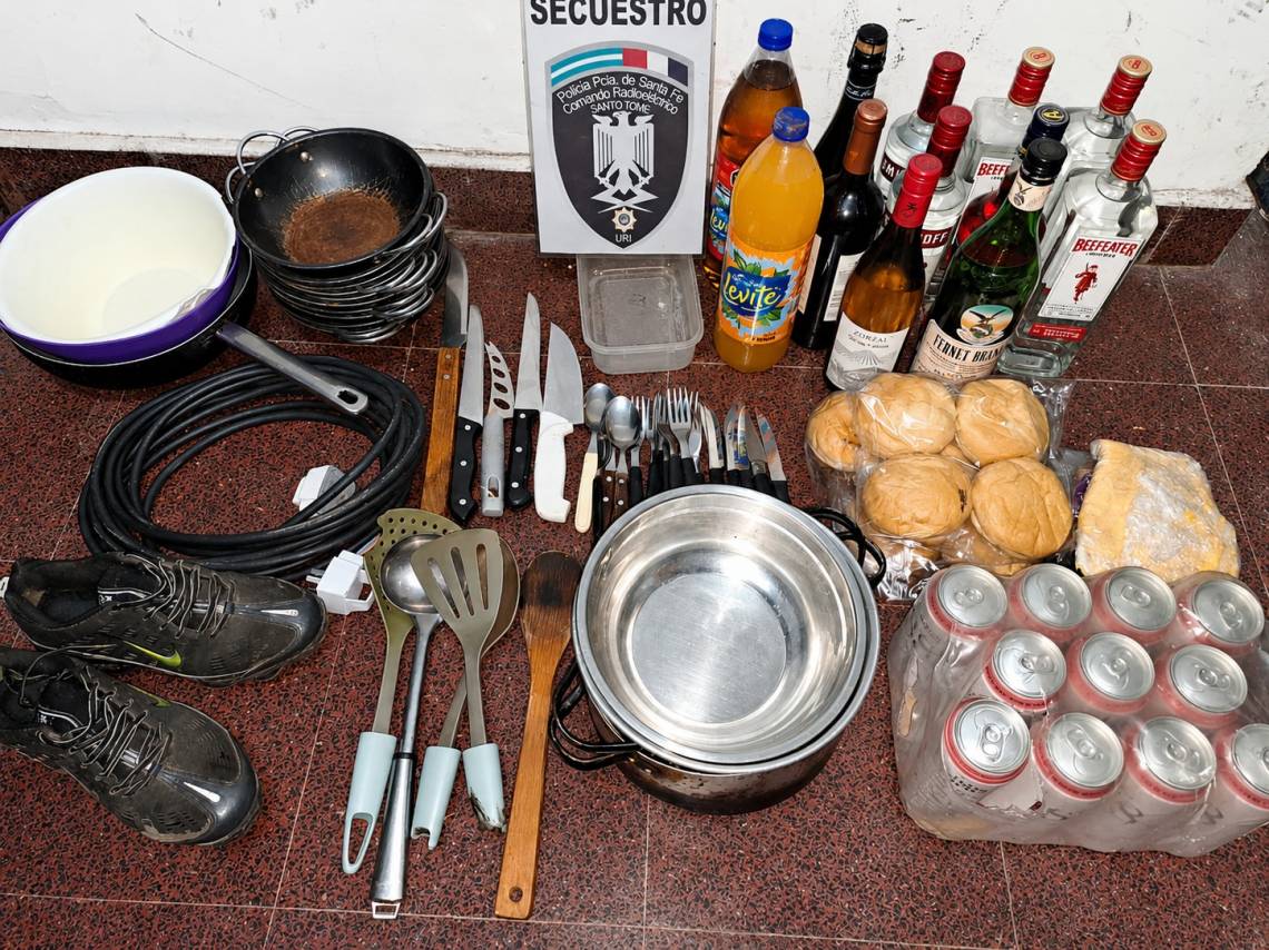 Parte de los elementos exhibidos por la Policía tras el procedimiento realizado en un establecimiento de Candioti al 2600.
