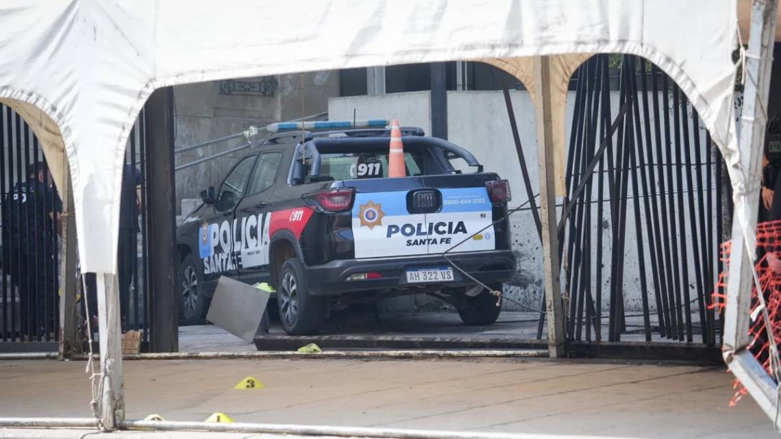 Un patrullero atravesó la reja y chocó contra la Guardia del Hospital Cullen: cuatro personas resultaron heridas