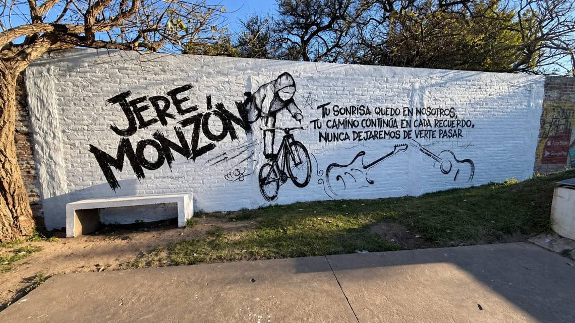El mural inaugurado en memoria de Jeremías Monzón, junto a la pista de skate que llevará su nombre.