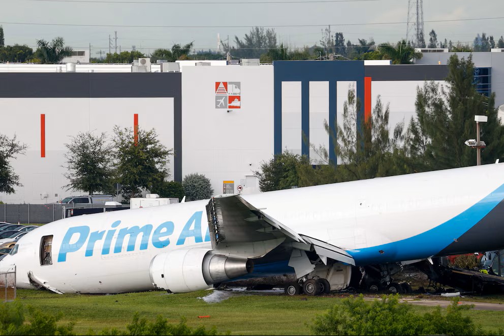 Un avión de carga Boeing 767-300 se incendió tras salirse de la pista diagonal del Aeropuerto Internacional de Miami durante el aterrizaje (REUTERS/Marco Bello)