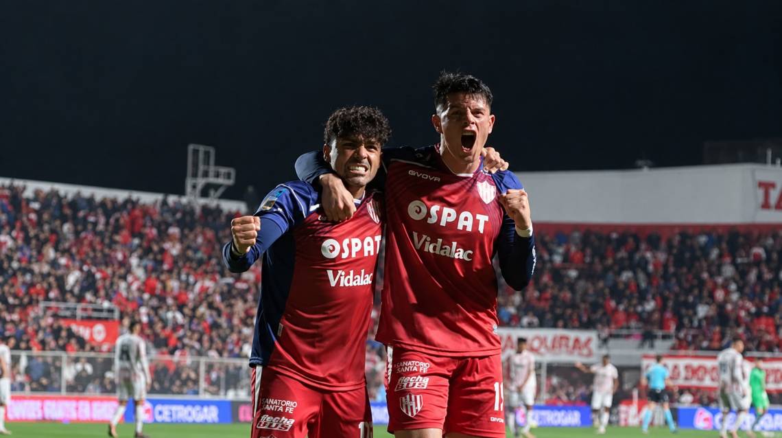 Tarragona festja su gol junto a Estigarribia. (Crédito: Manuel Fabatía - El Litoral)