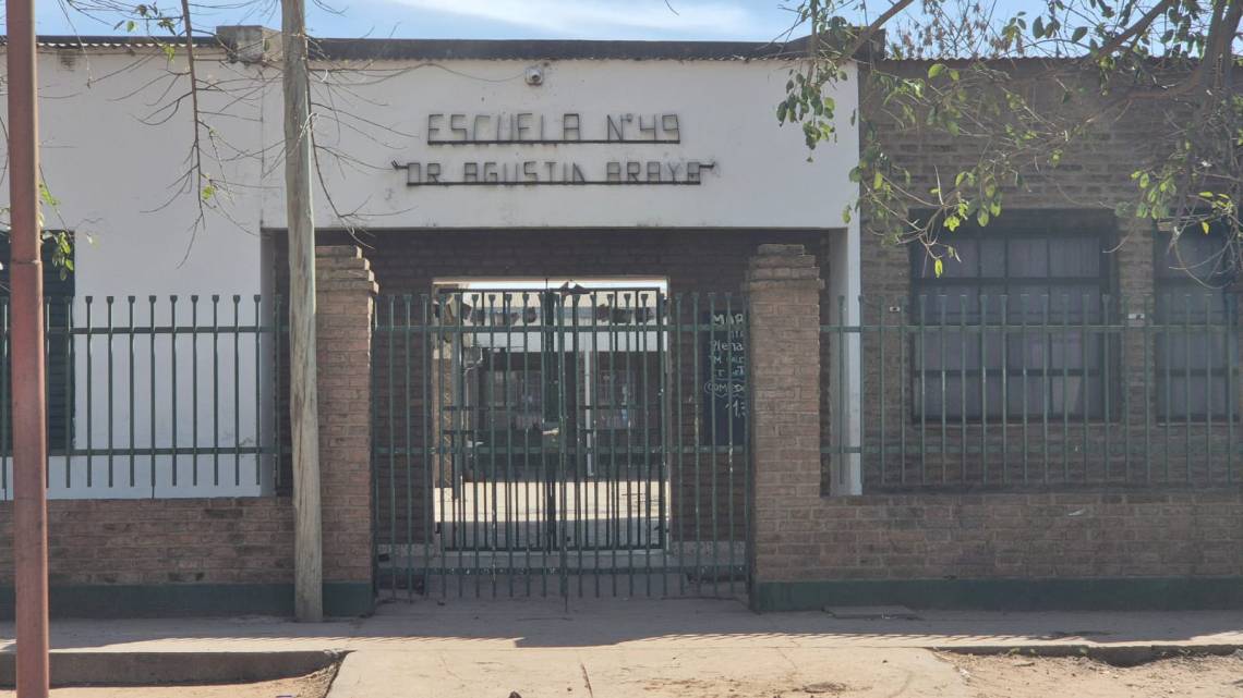 La Escuela N° 49 fue blanco del accionar de delincuentes y no pudo dictar clases este martes. (Crédito: STD)