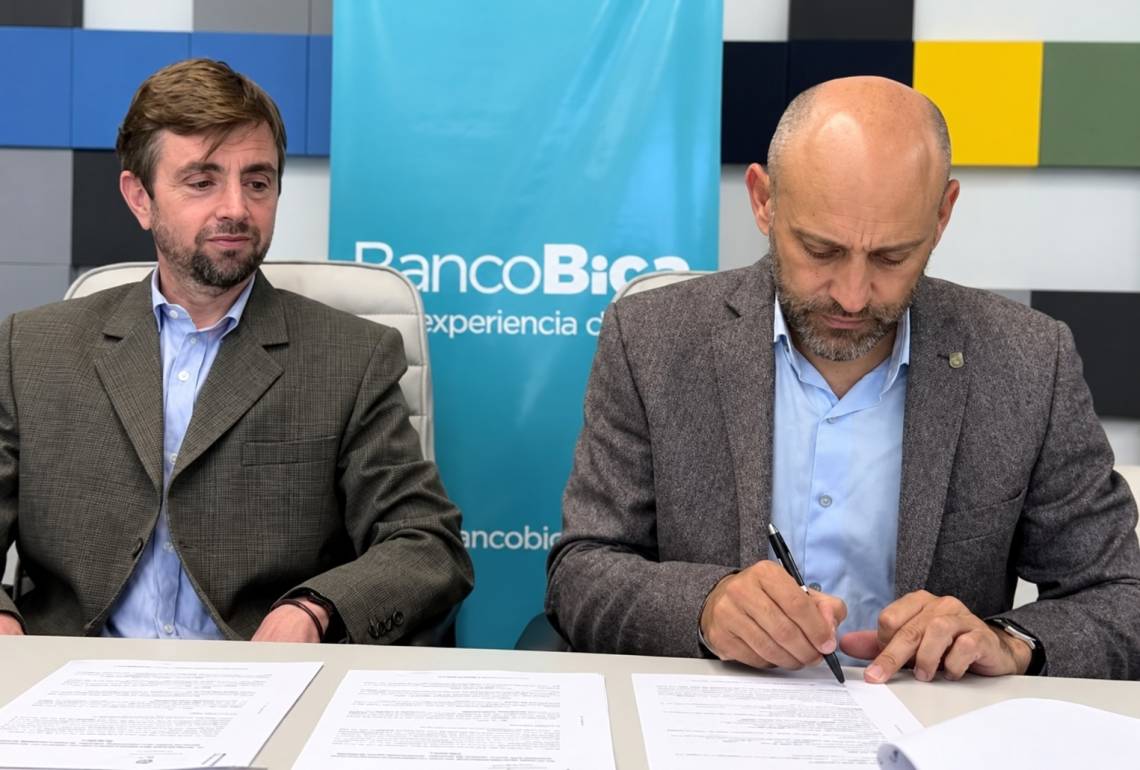 El gerente general de Banco Bica, Mariano Angulo, y el ministro Puccini acordaron la implementación de las nuevas herramientas financieras para el sector productivo.
