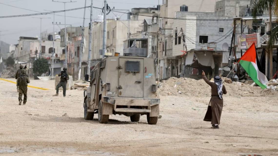 Tropas israelíes toman posiciones en una calle principal del campamento de refugiados de Nur Shams durante una operación militar israelí cerca de la ciudad cisjordana de Tulkarem (Foto de archivo: EFE)