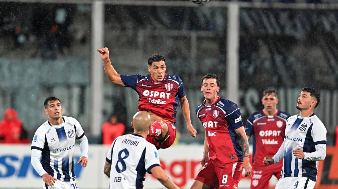 Unión reaccionó tarde y sufrió ante Talleres su primera derrota en cuatro partidos. (Crédito: Facundo Luque vía El Litoral)