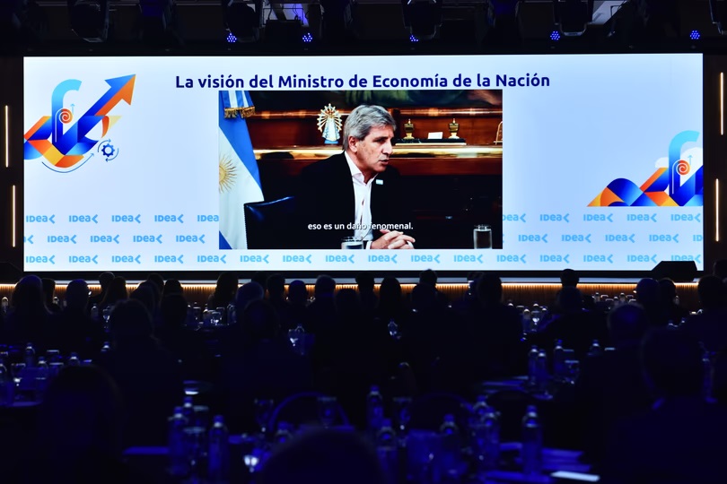Caputo participó a distancia del Coloquio de IDEA.