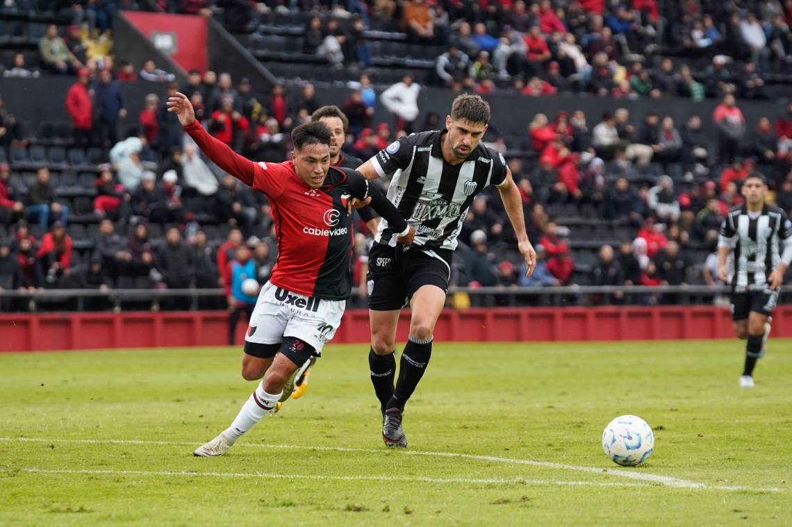 Colón recibe a Estudiantes de Buenos Aires desde las 15 horas.